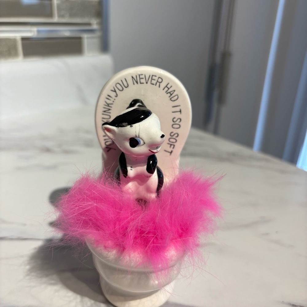 Vintage Ceramic Skunk Novelty Gift Skunk on toilet ceramic figurine